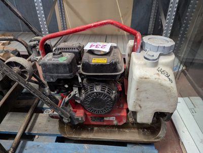 une photo d'un petit moteur posé sur une palette