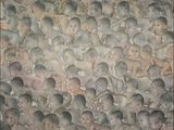 tableau représentant un grand groupe de bébés au milieu d'un groupe de plus petits