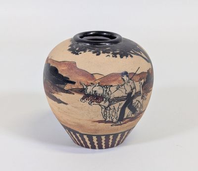 un vase orné d'une illustration représentant une calèche