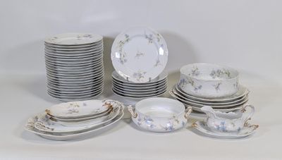 beaucoup d'assiettes, de tasses et de soucoupes sur la table