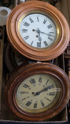 deux horloges posées sur une boîte sur laquelle se trouve une horloge