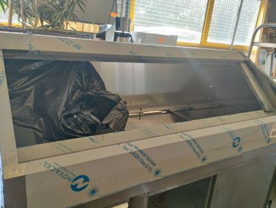 une photo d'une fenêtre en cours d'installation dans un immeuble
