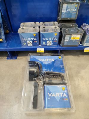 de nombreux types de piles exposés dans un magasin