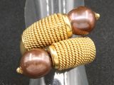 une bague en argent ornée de deux perles marron