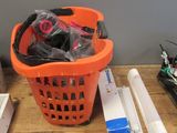 un panier rempli d'objets divers posé sur une table