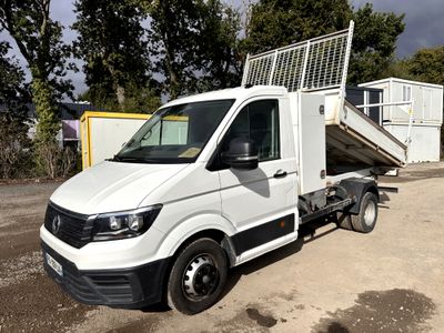 une camionnette blanche garée dans la poussière