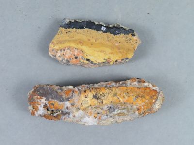 deux morceaux de roche posés sur une table