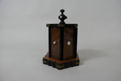 une petite horloge posée sur une table