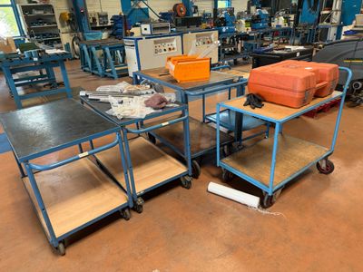 une pièce où se trouvent de nombreuses tables et chariots