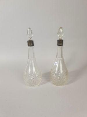 deux salières et poivrières en verre transparent sur fond blanc