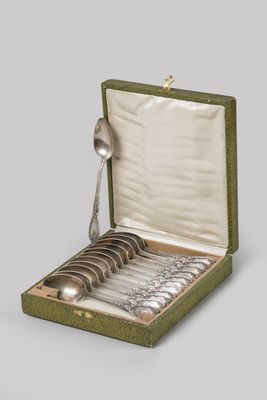 une boîte contenant un service de cuillères en argent
