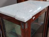 une vitrine en verre avec un plateau en marbre dans un magasin