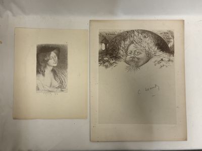 Deux dessins représentant une femme et un hibou sont posés sur une table