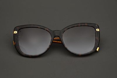 un gros plan sur une paire de lunettes de soleil posée sur une surface noire