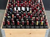 plusieurs bouteilles de vin rangées dans une caisse en bois