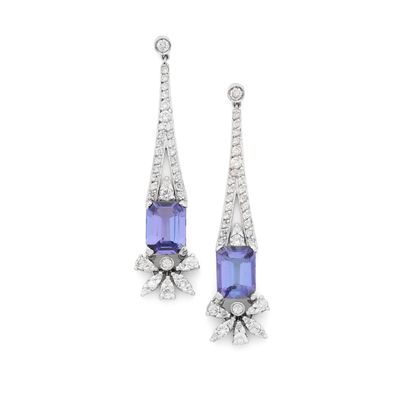 une paire de boucles d'oreilles en tanzanite et diamant