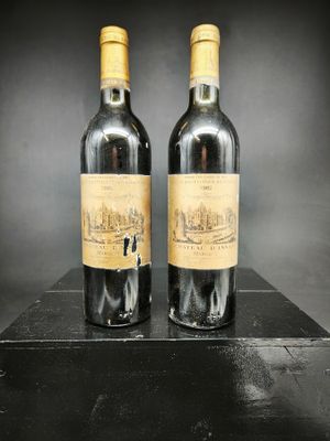 deux bouteilles de vin sont posées sur une table noire