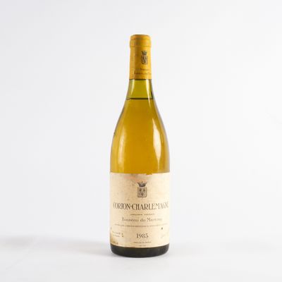 une image représentant une bouteille de vin blanc sur fond blanc