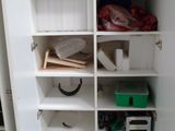 un placard contenant beaucoup d'objets