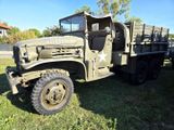 un camion militaire garé dans l'herbe