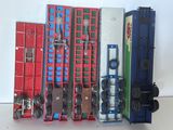 un grand nombre de trains miniatures posés sur une table