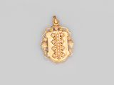 un pendentif plaqué or orné d'une croix