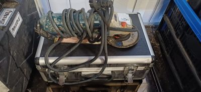 une photo montrant deux tuyaux posés sur un boîtier métallique