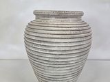 une image représentant un vase blanc posé sur une table