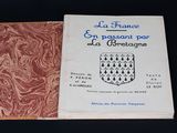 un vieux livre à la couverture rouge posé sur une table noire