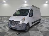 une camionnette blanche garée dans une pièce