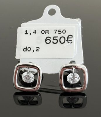 paire de boucles d'oreilles à clous en diamant noir et blanc, avec étiquette de prix