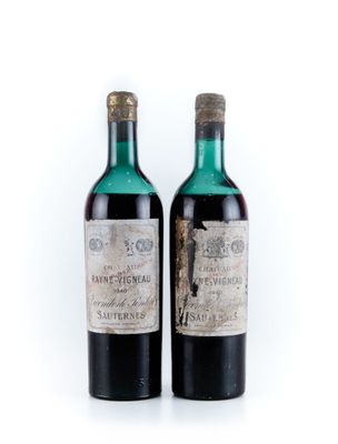 deux bouteilles de vin posées l'une à côté de l'autre sur une surface blanche