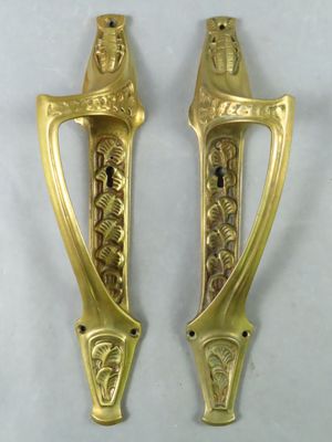 paire de poignées de porte anciennes en laiton, au motif égyptien
