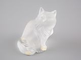 une image représentant une figurine de chat blanc sur fond gris