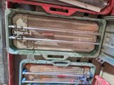 de nombreuses valises empilées les unes sur les autres dans une pièce