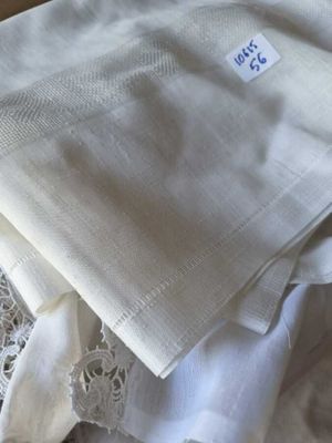 une pile de draps blancs sur un lit