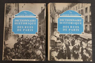 deux livres posés sur une table, avec une photo en noir et blanc représentant une foule