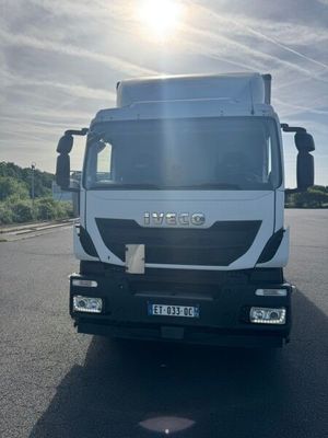 un camion qui roule sur la route sous le soleil