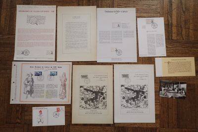 de nombreux livres posés par terre, avec des images dessus