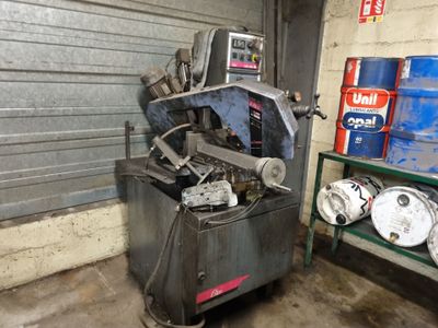 a machine that is sitting inside of a garage