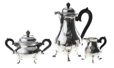 trois pièces de service à thé et à café en argent sur fond blanc