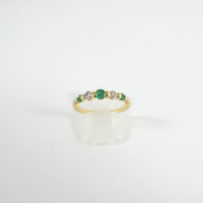 bague en émeraude et diamant sur fond blanc