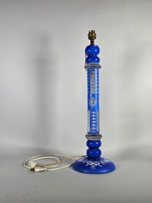 une lampe bleue surmontée d'un cordon blanc