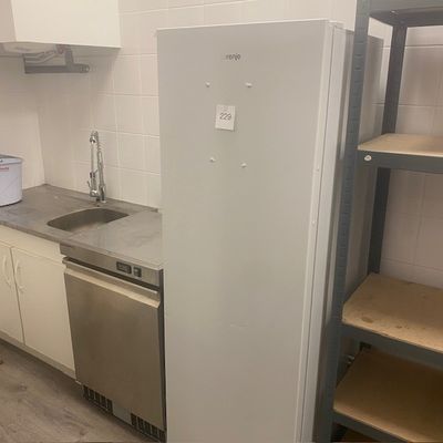 un réfrigérateur et un lave-vaisselle dans une petite cuisine