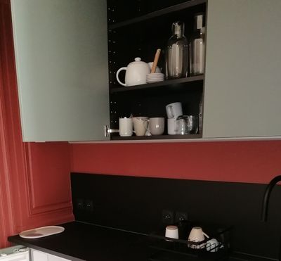 une cuisine équipée d'une cuisinière, d'un évier et de placards