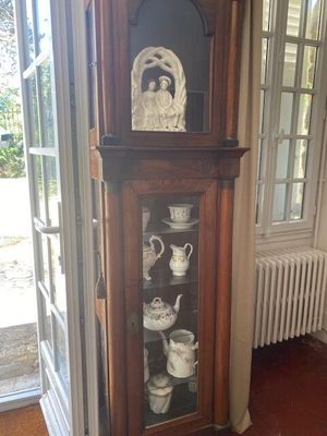 une horloge de parquet dans un coin de la pièce