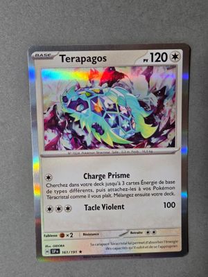 gros plan d'une carte pokemon sur une table