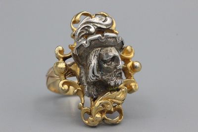 Bague en or ornée d’un motif stylisant un Christophe Colomb en argent. - Photo 1