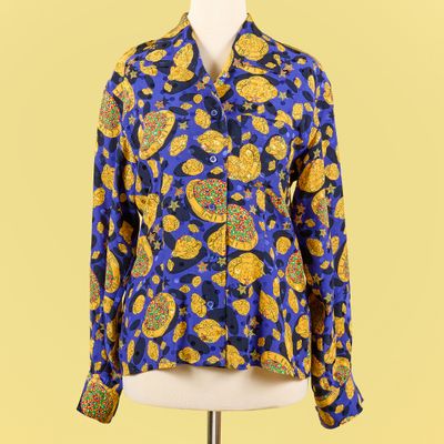une image représentant un t-shirt bleu et jaune orné d'un motif
