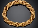 un bracelet en or en forme de corde avec un fermoir, sur fond noir